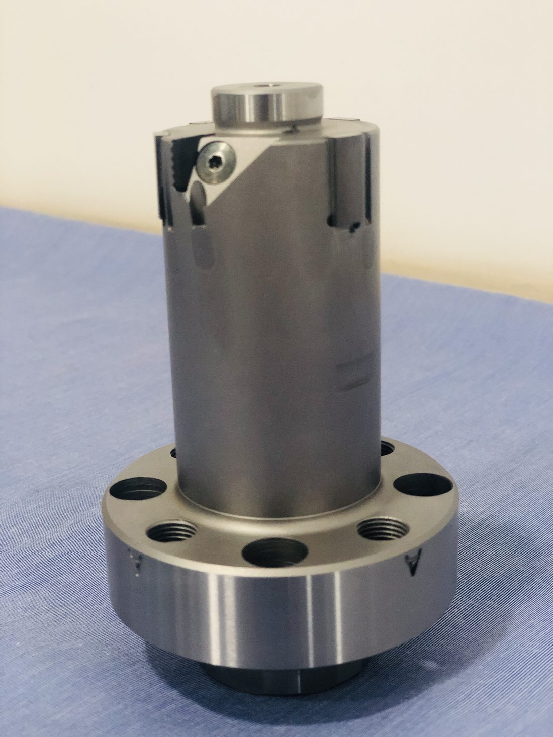 Fine boring tool with carbide insert