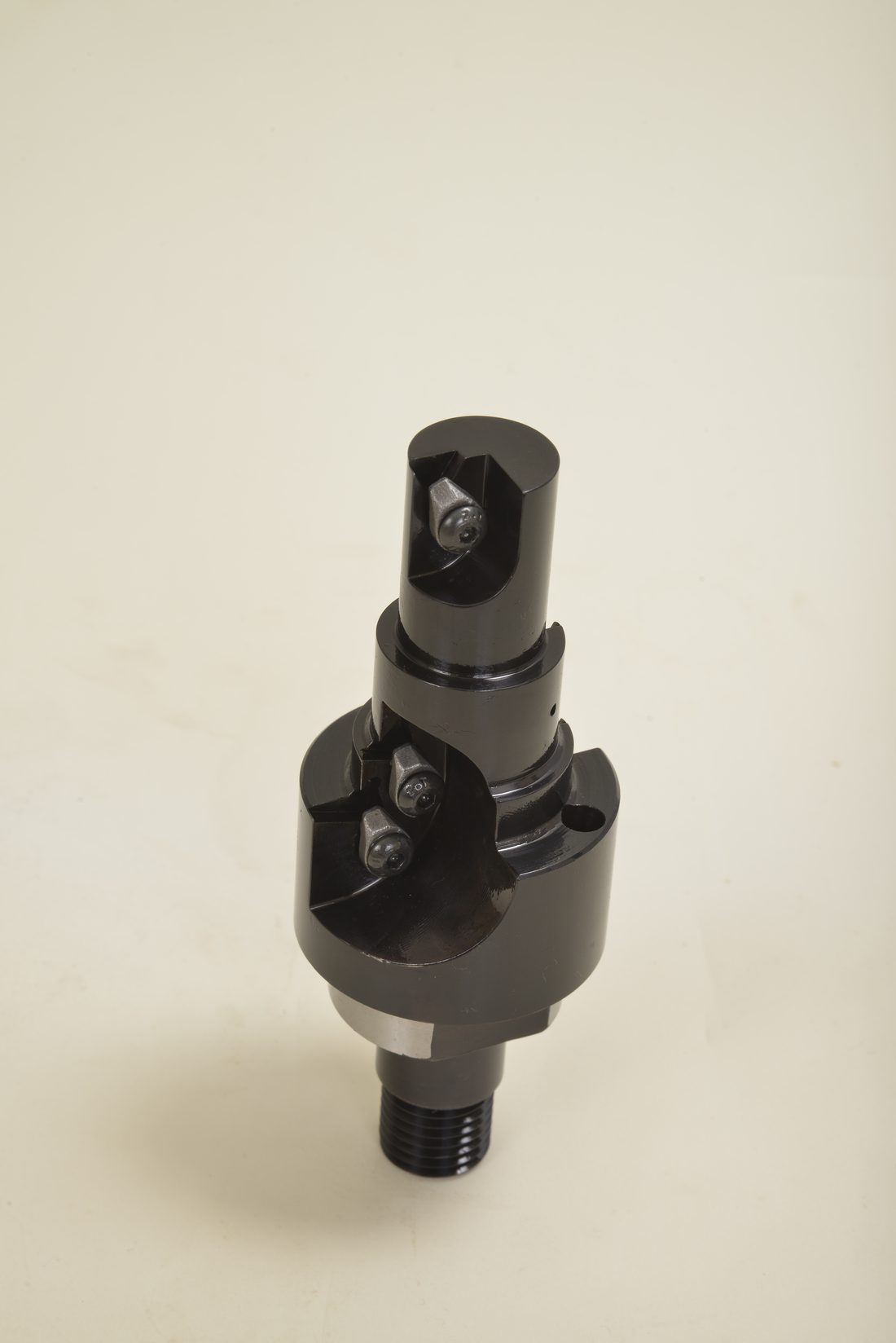 Adjustable boring head with an articulated joint